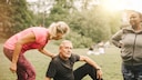 Fitnesstrainerin mit Senioren