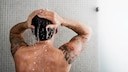 Mann unter der Dusche