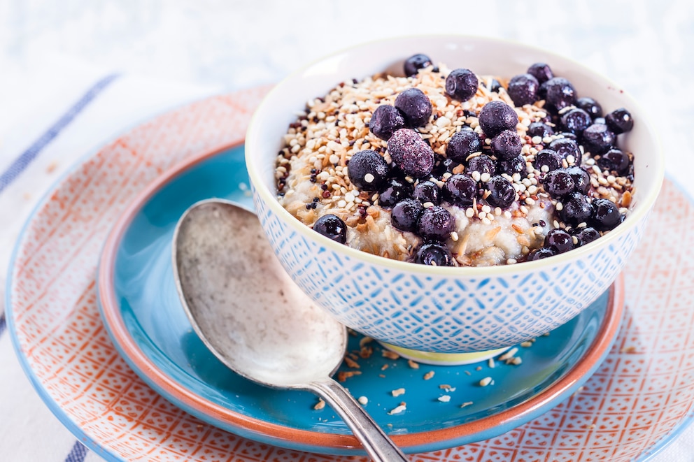 Lebensmittel richtig kombinieren: Hafer mit Blaubeeren