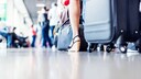 Menschen stehen Schlange am Flughafen