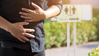 Mann mit Bauchschmerzen