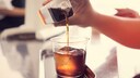 Ein Glas mit Cold Brew Coffee