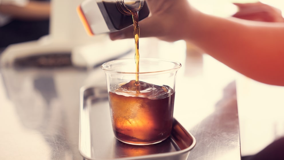 Ein Glas mit Cold Brew Coffee