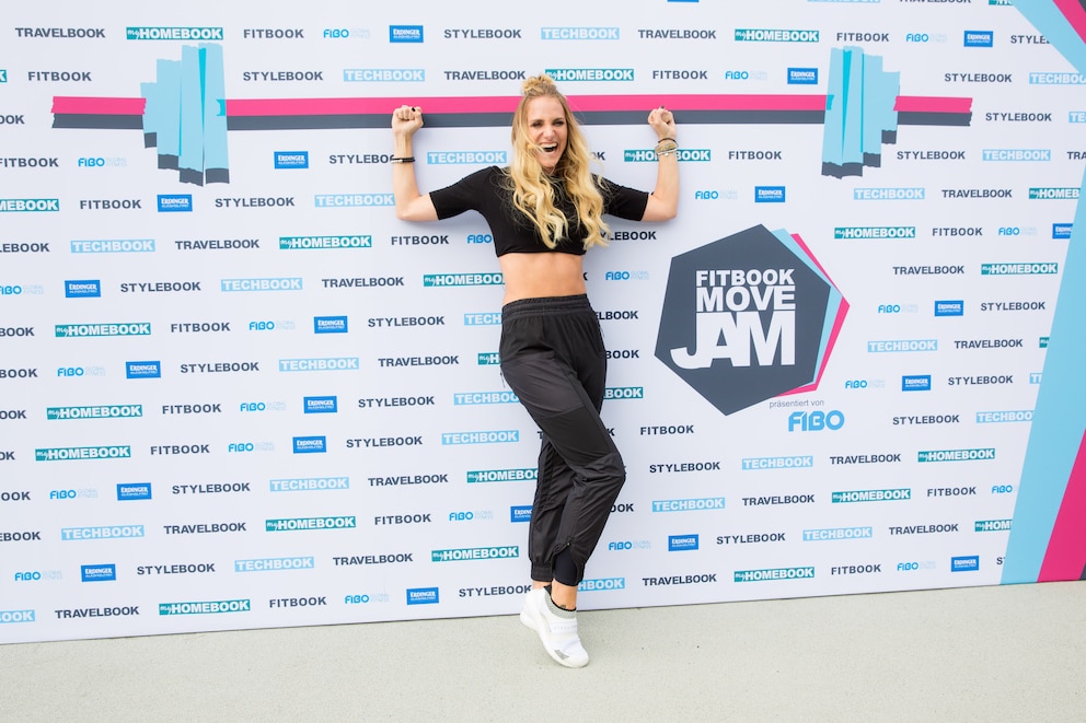 Anna Kraft hat Spaß an der Fotowand beim FITBOOK Move Jam