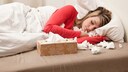 Erk&auml;ltete Frau liegt im Bett und schl&auml;ft