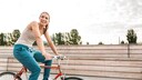 Frau auf dem Fahrrad