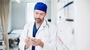 Arzt mit Smartphone