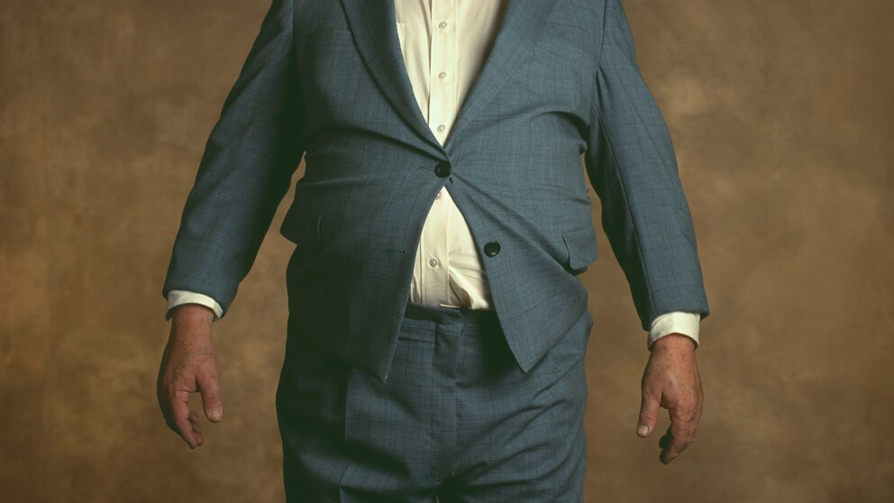 Älterer Herr mit dickem Bauch