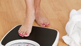 Schwere Knochen: Frau auf der Waage