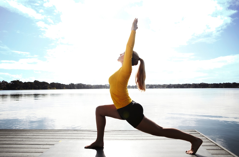 Eine Frau bei der Ausübung der Asanas