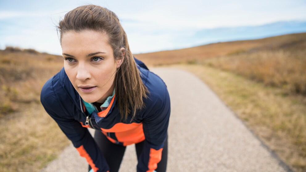 Trainingsplan erster Marathon: Joggerin macht Pause