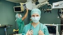 Ein Ärztin im Operationssaal