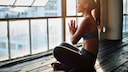 Eine Frau beim Yoga