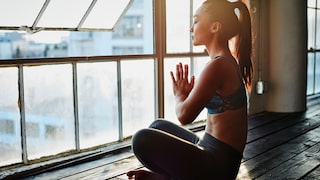 Eine Frau beim Yoga