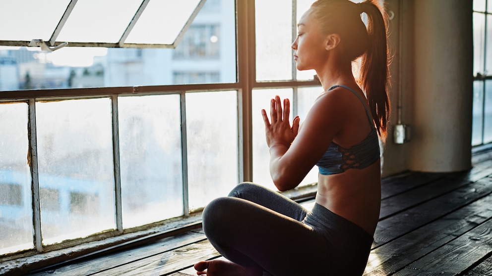 Eine Frau beim Yoga