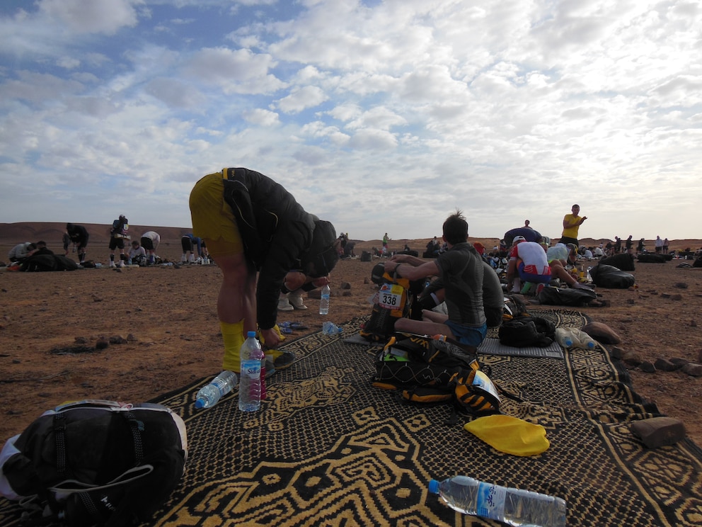 Fertig machen für den Tag: Zeltlager beim Marathon des Sables