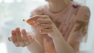 Mädchen nimmt Medikamente