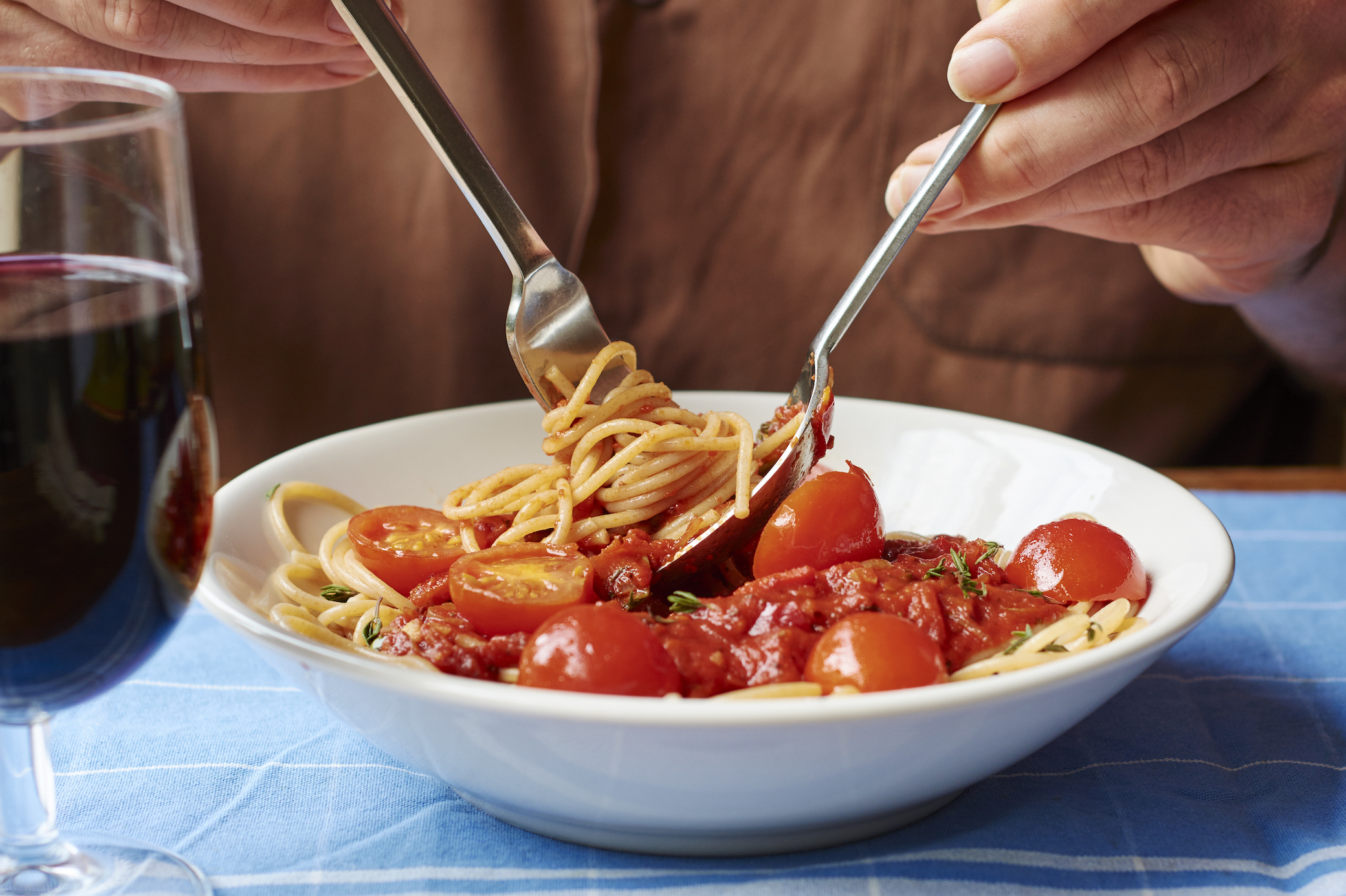 Mann isst Spaghetti