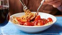Mann isst Spaghetti