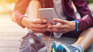 FITBOOK-Kalorienrechner: Frau am Smartphone