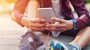 FITBOOK-Kalorienrechner: Frau am Smartphone