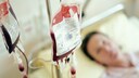 Eine Frau bekommt im Krankenhaus eine Bluttransfusion