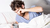Schlafsand: Mann reibt sich morgens die Augen