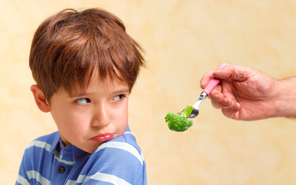 Kind weigert sich, Brokkoli zu essen