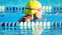 Mädchen beim Schwimmtraining
