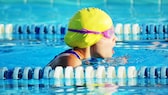 Mädchen beim Schwimmtraining