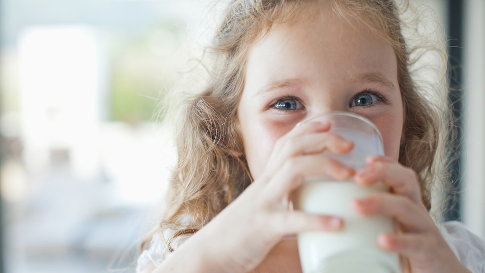 Mädchen trinkt Milch