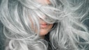 Frau mit langen, grauen Haaren