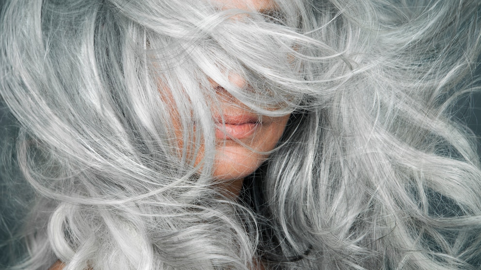 Frau mit langen, grauen Haaren