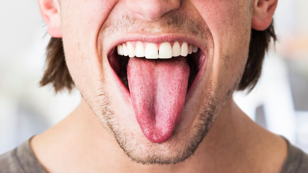 Mann streckt Zunge raus