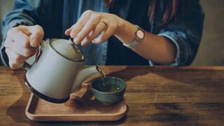 Frau genießt eine Tasse Tee