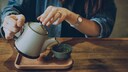Frau genie&szlig;t eine Tasse Tee