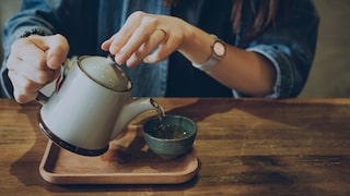 Frau genießt eine Tasse Tee