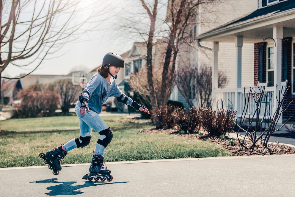 Ein junges Mädchen beim Rollerblading