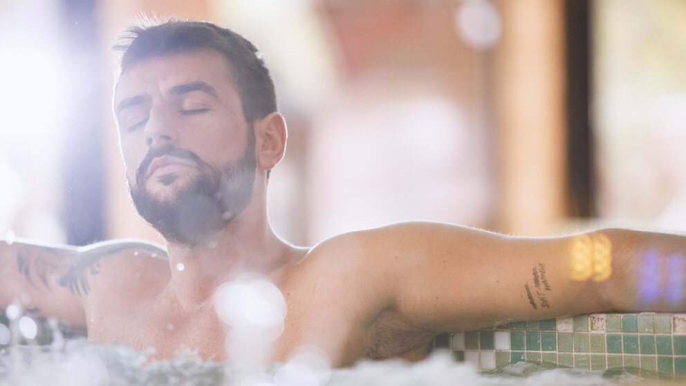 Mann genießt ein Vollbad