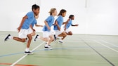 Kinder rennen beim Schulsport