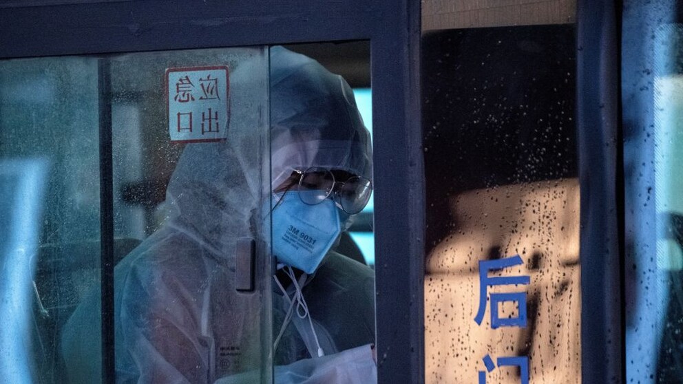 Asiatische Frau trägt Mundschutz zum Schutz vor Coronavirus