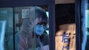 Asiatische Frau trägt Mundschutz zum Schutz vor Coronavirus