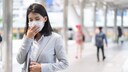 Coronavirus: Eine asiatische Frau trägt einen Mundschutz