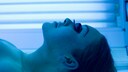 Eine Frau im Solarium