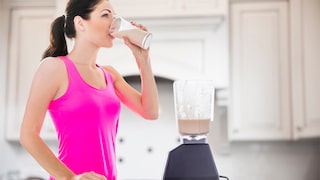 Formula-Diäten Symbolbild: Eine Frau trinkt einen Shake