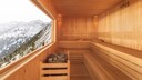 Eine Sauna mit Blick auf eine Berglandschaft im Winter