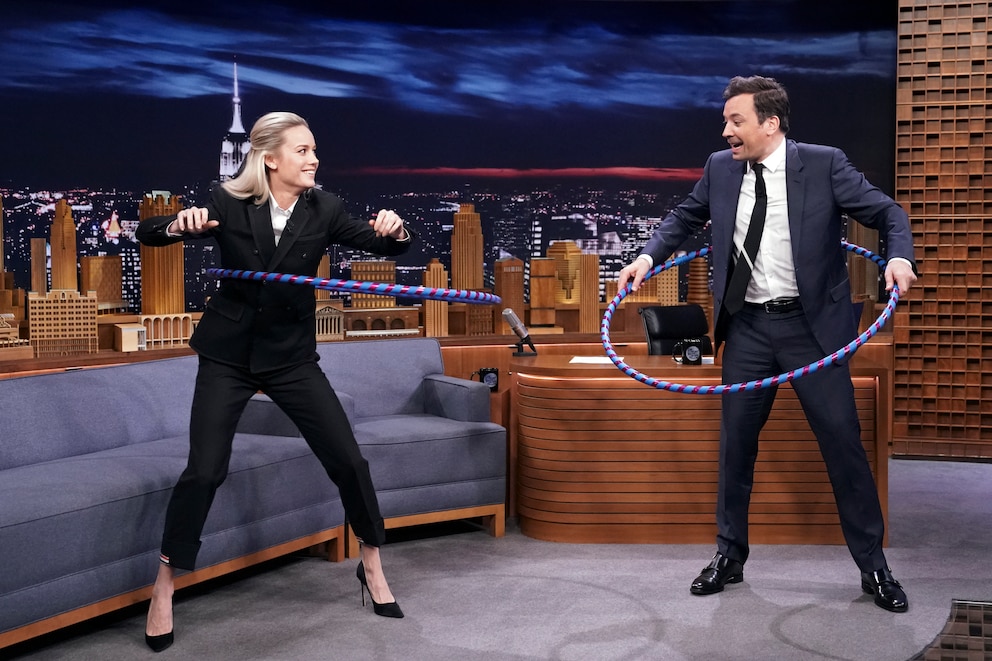 Brie Larson und Jimmy Fallon machen Hukla-Hoop in „The Tonight Show“