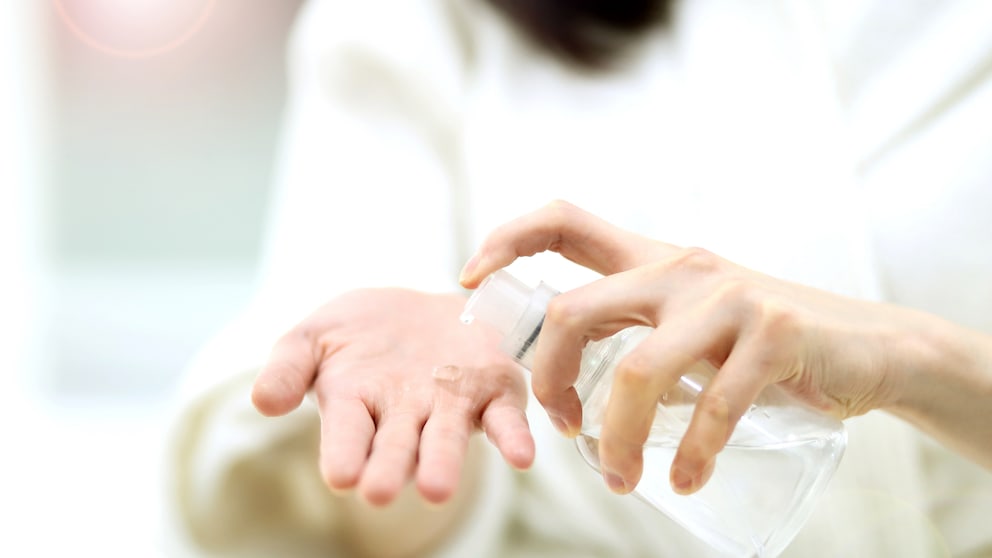 Eine Frau desinfiziert sich die Hände