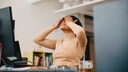 Und plötzlich fallen die Augen zu: Gelegentliche Müdigkeit im Job ist ganz normal. Doch das bedeutet nicht, dass man nichts dagegen tun kann.