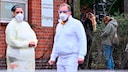 Zwei Personen mit Schutzmasken vor der Corona-Abklärungsstelle der Charité in Berlin